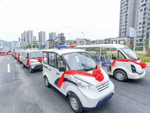 全封闭四轮电动车