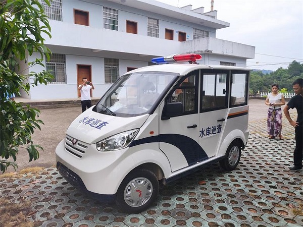 四轮电动巡逻车